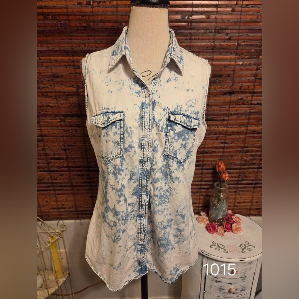 Ali & Kris Blue Acid-Wash Sleeveless Button-Up Shirt